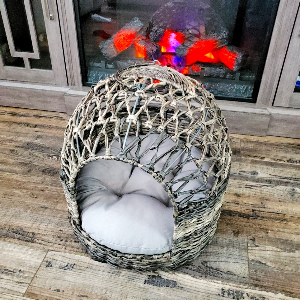 Beautiful Rattan Pet Bed with handle